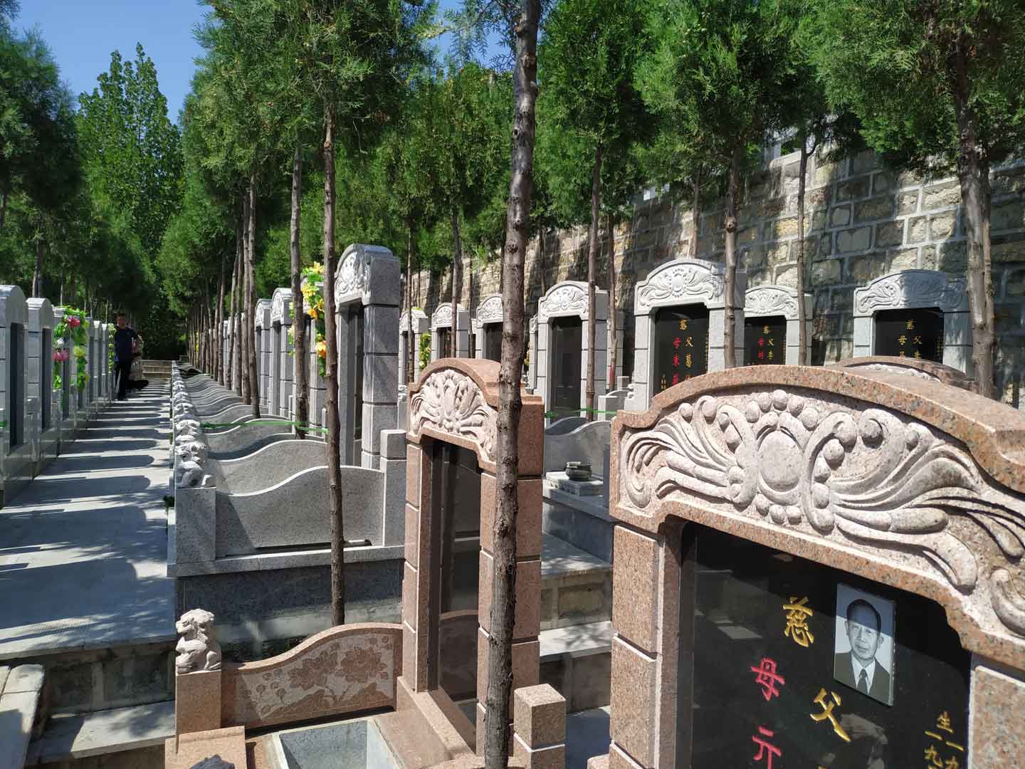 在济南，为逝去的亲属选公墓好还是选其他形式的葬法好？