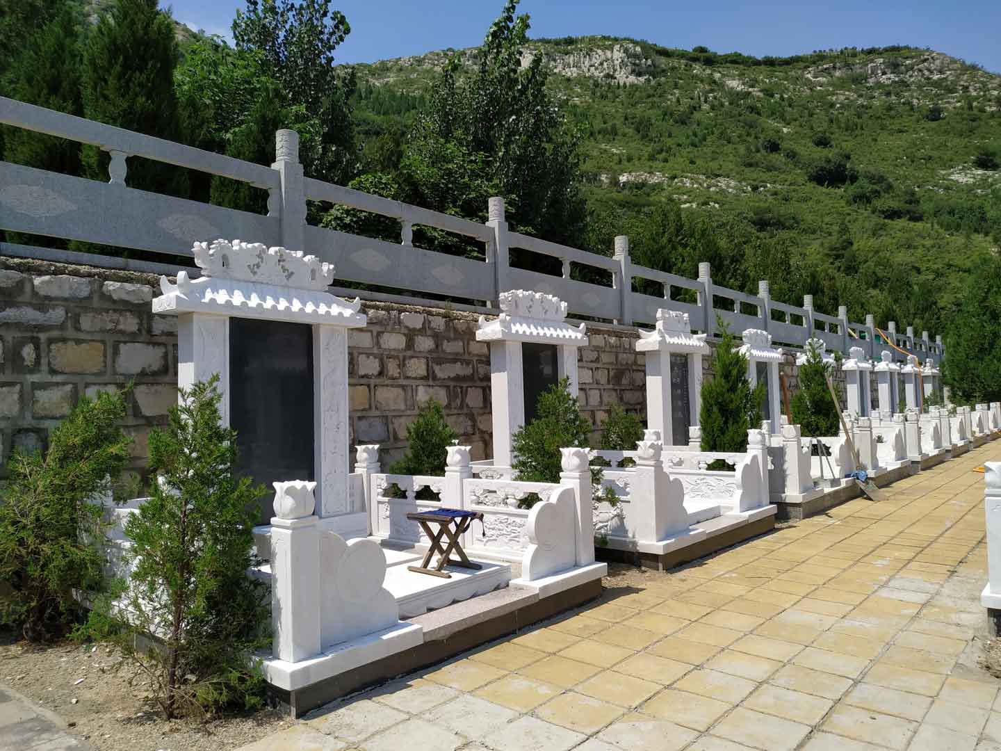 济南墓地里的风景