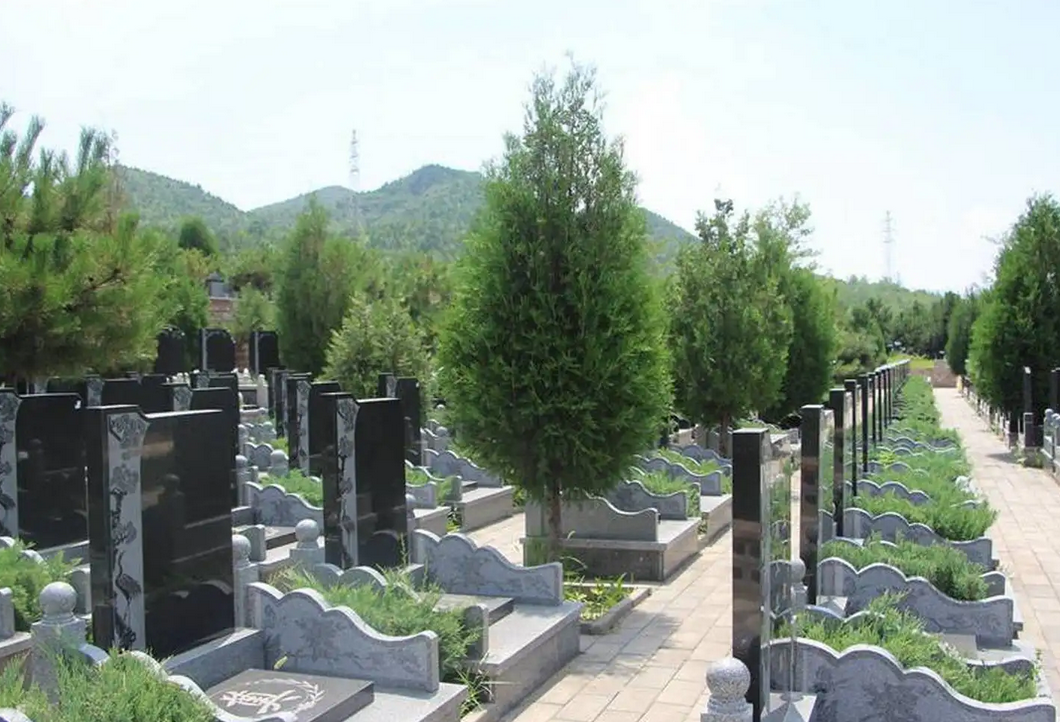 经过漫长的岁月，人们生活活动的扩大也离不开公墓事业