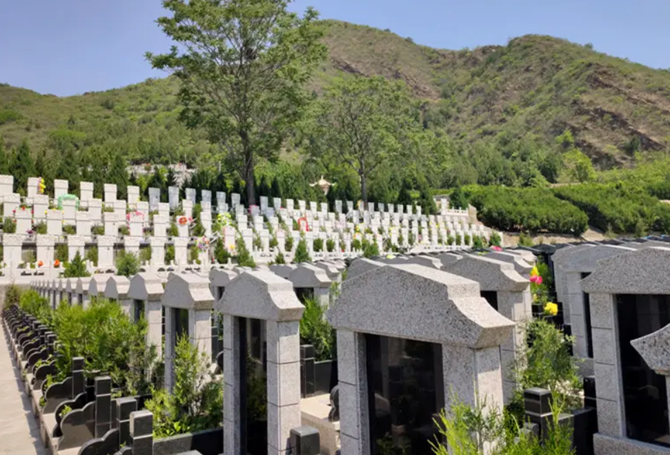 主山和客山相迎，这种葬死比前一种葬地稍次一等