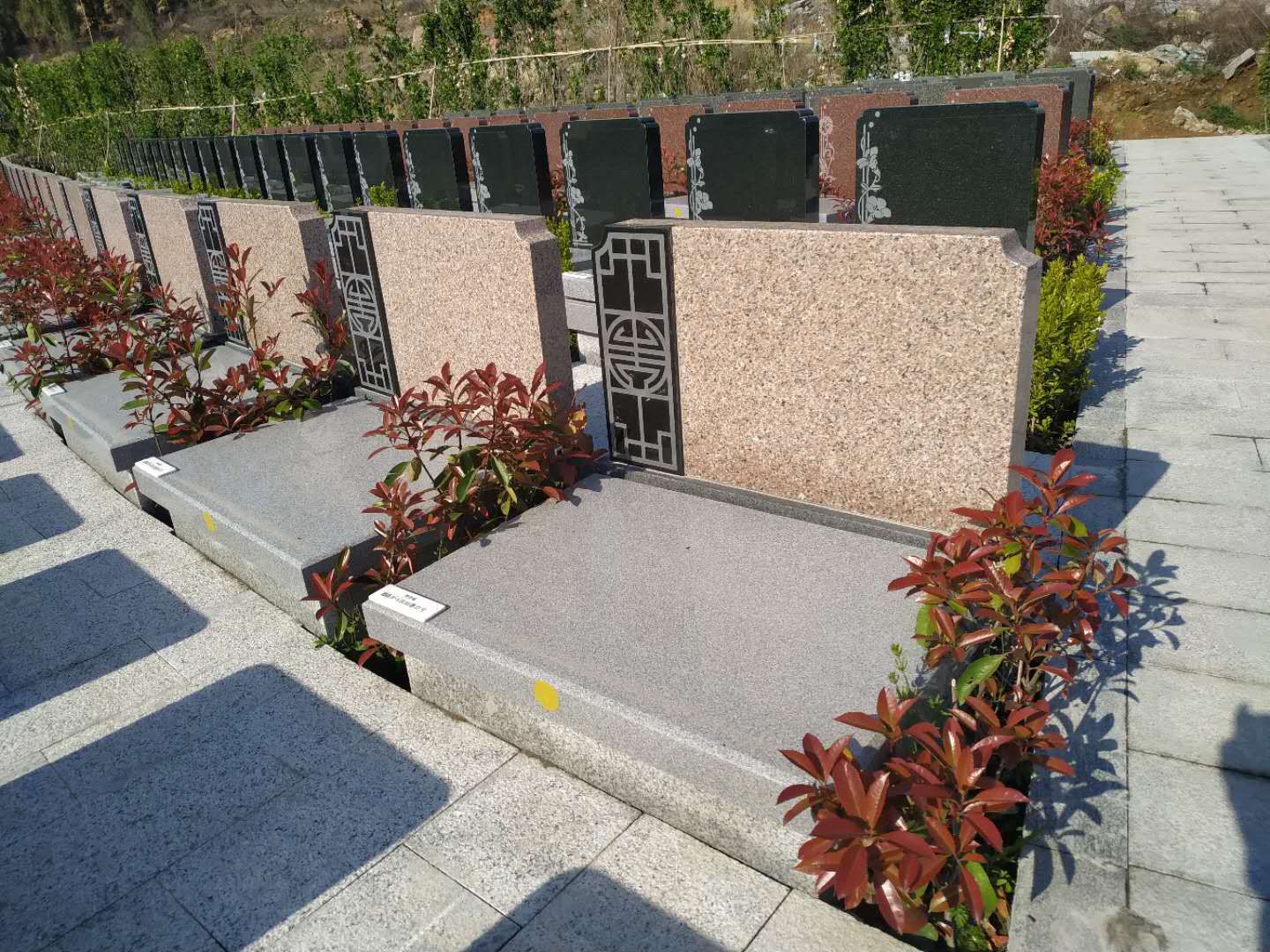 如何在墓碑上刻字？有哪些禁忌？墓碑碑文主要由五个要素组成:头、文、碑文、字数、字体。刻家族碑文时，不仅要注意碑文，还要注意字数等禁忌。