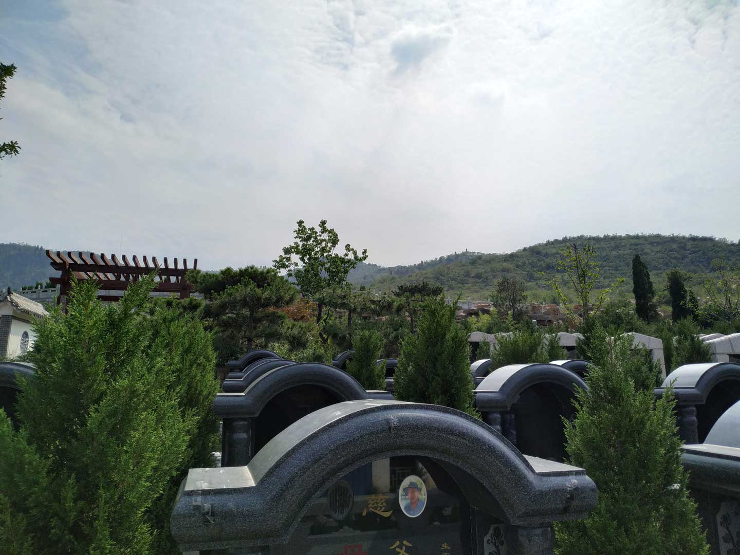 公墓(也称为墓园、墓地)