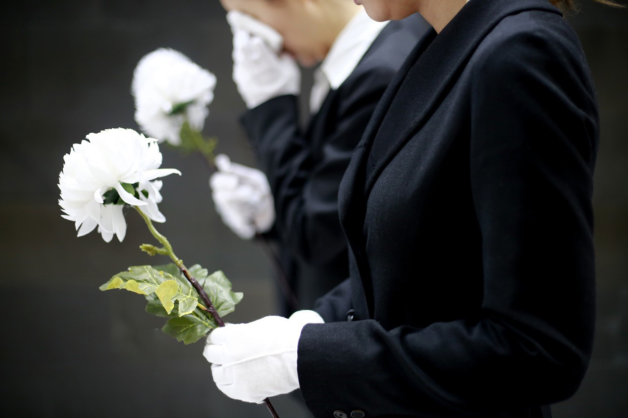 葬礼上胸前戴白花有什么意义？
