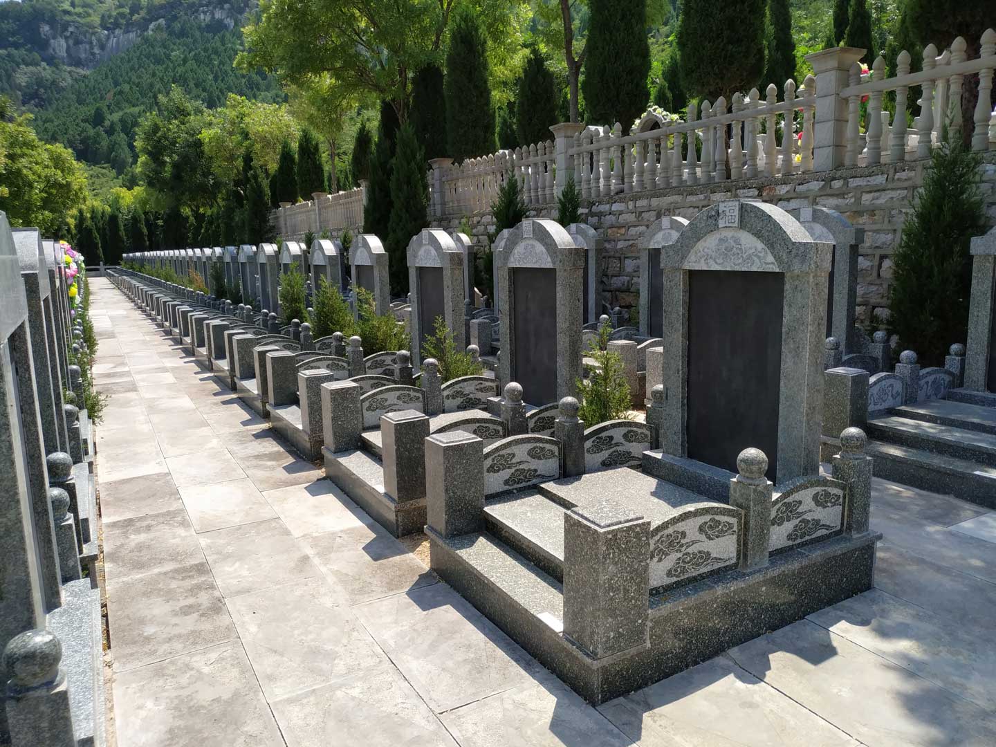 选择墓地时应考虑哪些方面？我应该注意什么？