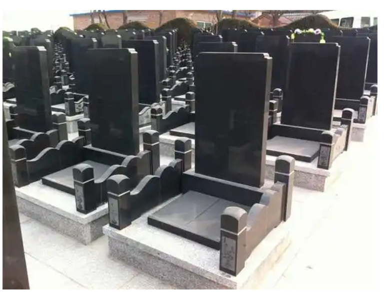 祭奠活动后把鲜花洒落在墓碑上 祭奠活动后把鲜花洒落在墓碑上