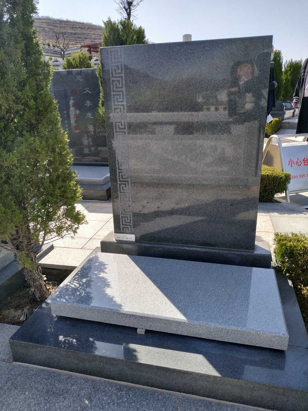 如何在墓碑上刻字?