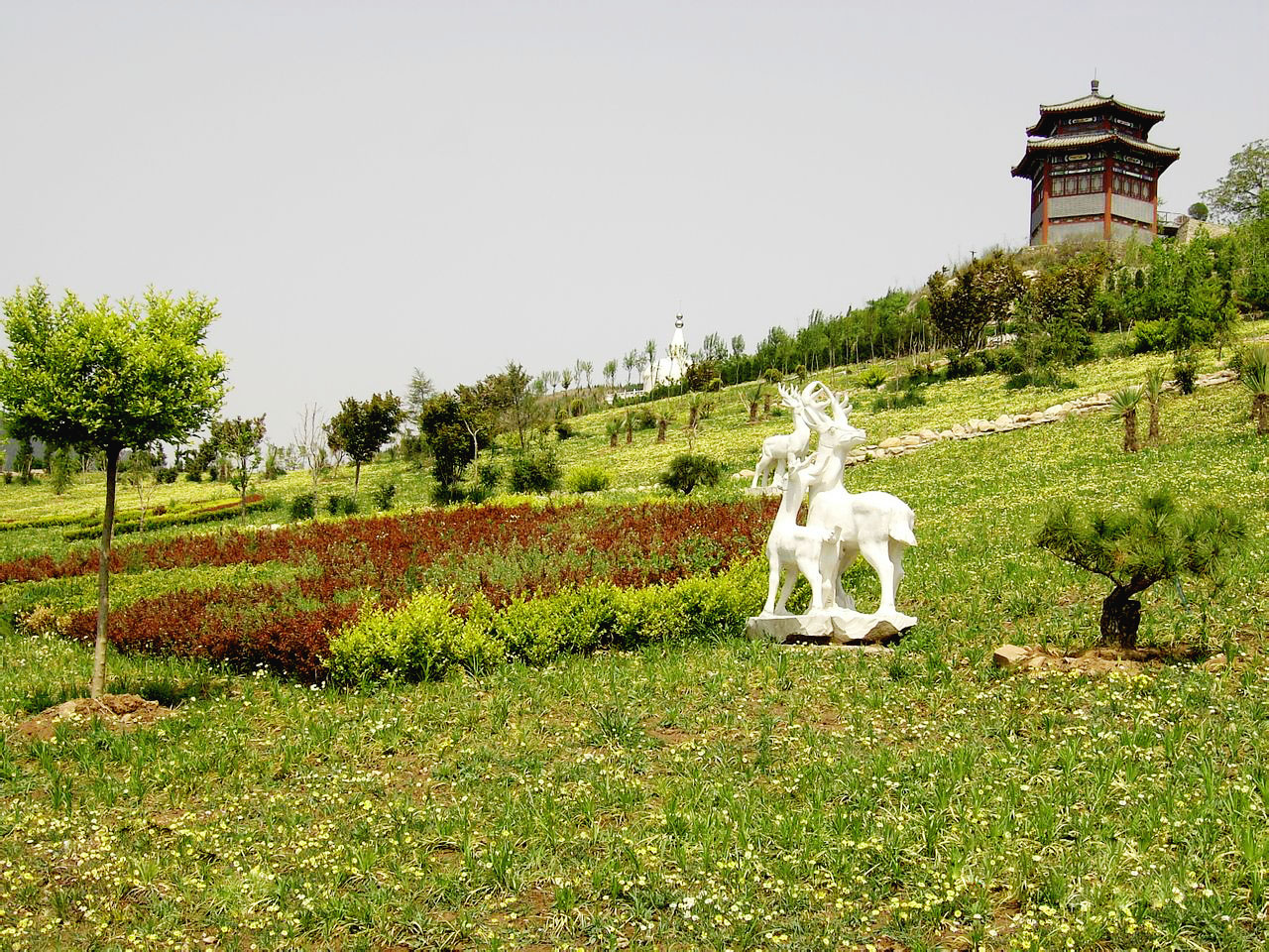 科技社会的发展引发了很多生活模式的变化,殡葬这和生一样有重大意义的活动,在发展过程中遭受的阻力根源是什么?要用辩证分析法来看待殡葬方式,并做出客观、理性的分析,最后才能得出合理的对策。科技在生活中的应用对人们产生的冲击,并不能完全为顺应科技发展而改革,要协调传统民俗、社会和自然环境之间的平衡,只有相互协助、相互发展才是社会发展的真正动力。否则,伦理道德、科技效率和自然环境之间的发展就会出现不可调和的矛盾。人们为发展而不惜牺牲大自然的生态环境,自然就加倍报复人类,损坏人们唯一生存的自然环境。因此,绿色殡葬系统的组建是可行和必行的。