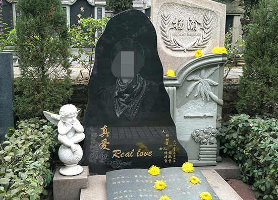 雕刻墓碑