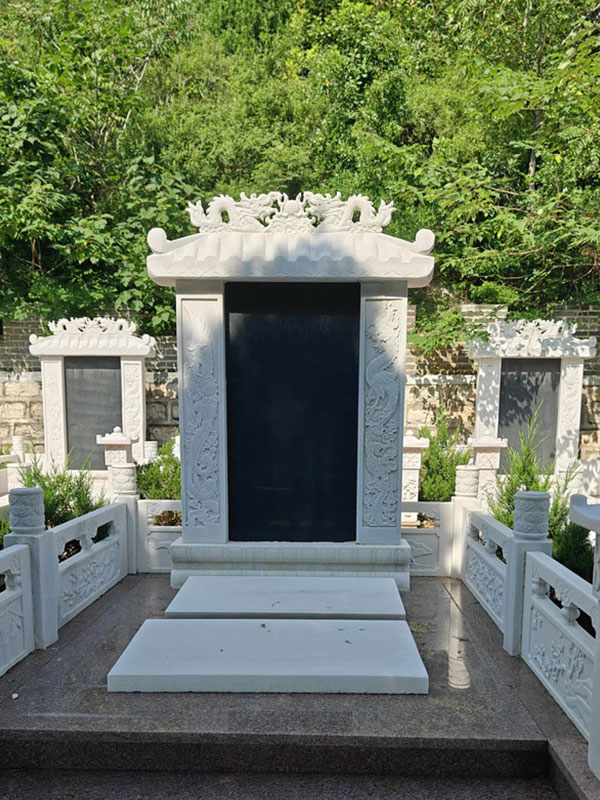 九顶山陵园立碑