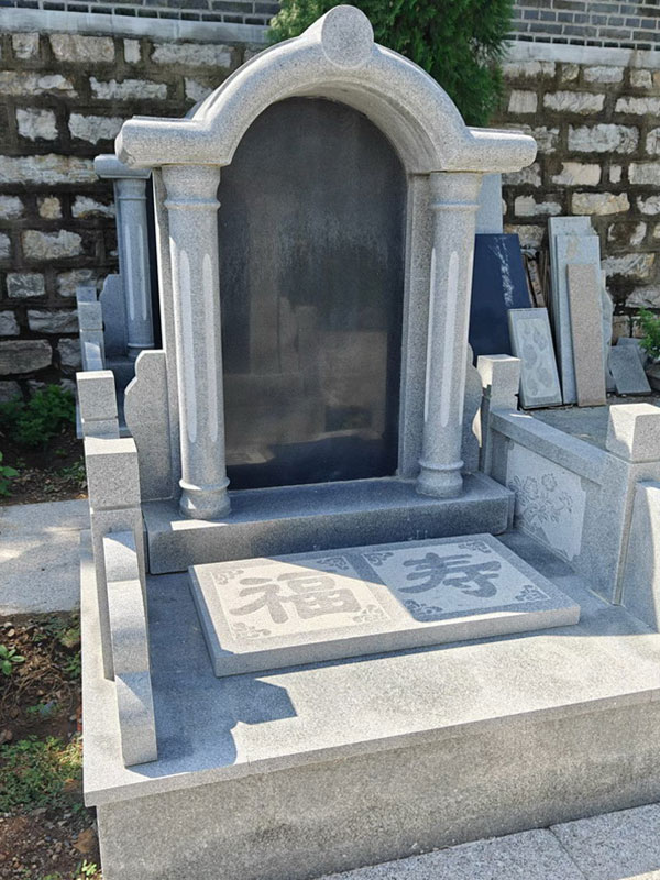 九顶山陵园立碑