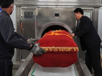 殡仪馆办理火化手续时需要哪些物品？