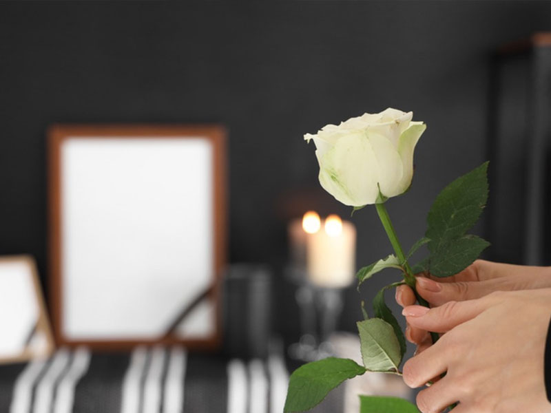 在家中举行简约庄严的追思仪式