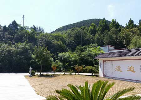 地理位置：隐于山林，近在咫尺