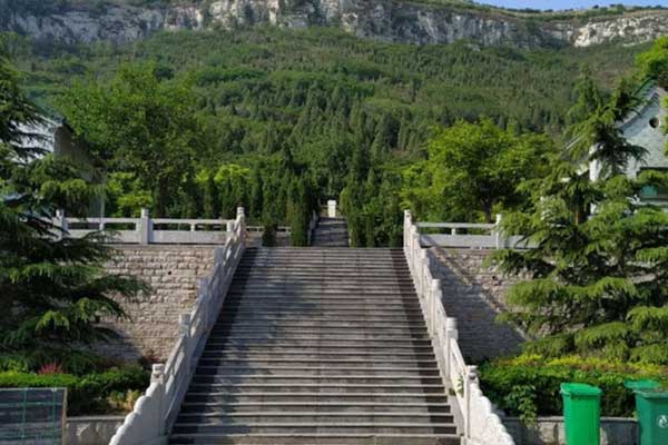 九顶山陵园环境