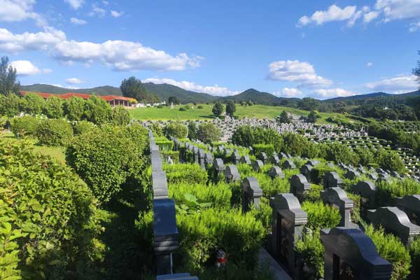 济南宝兴山陵园环境 济南宝兴山陵园环境